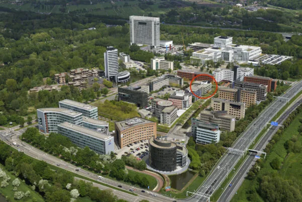 Luchtfoto van kantorenpark op de Varrolaan in Utrecht, met een gebouw in het midden gemarkeerd met een rode cirkel.