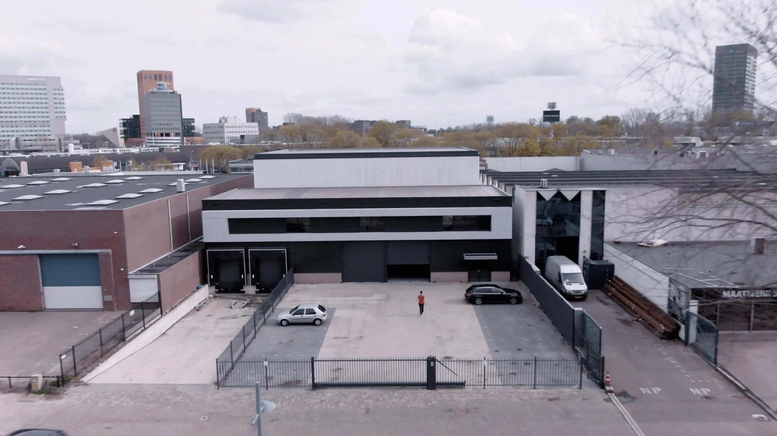 Bedrijventerrein aan de Australiëlaan met moderne bedrijfsgebouwen en geparkeerde voertuigen op een omheind terrein.