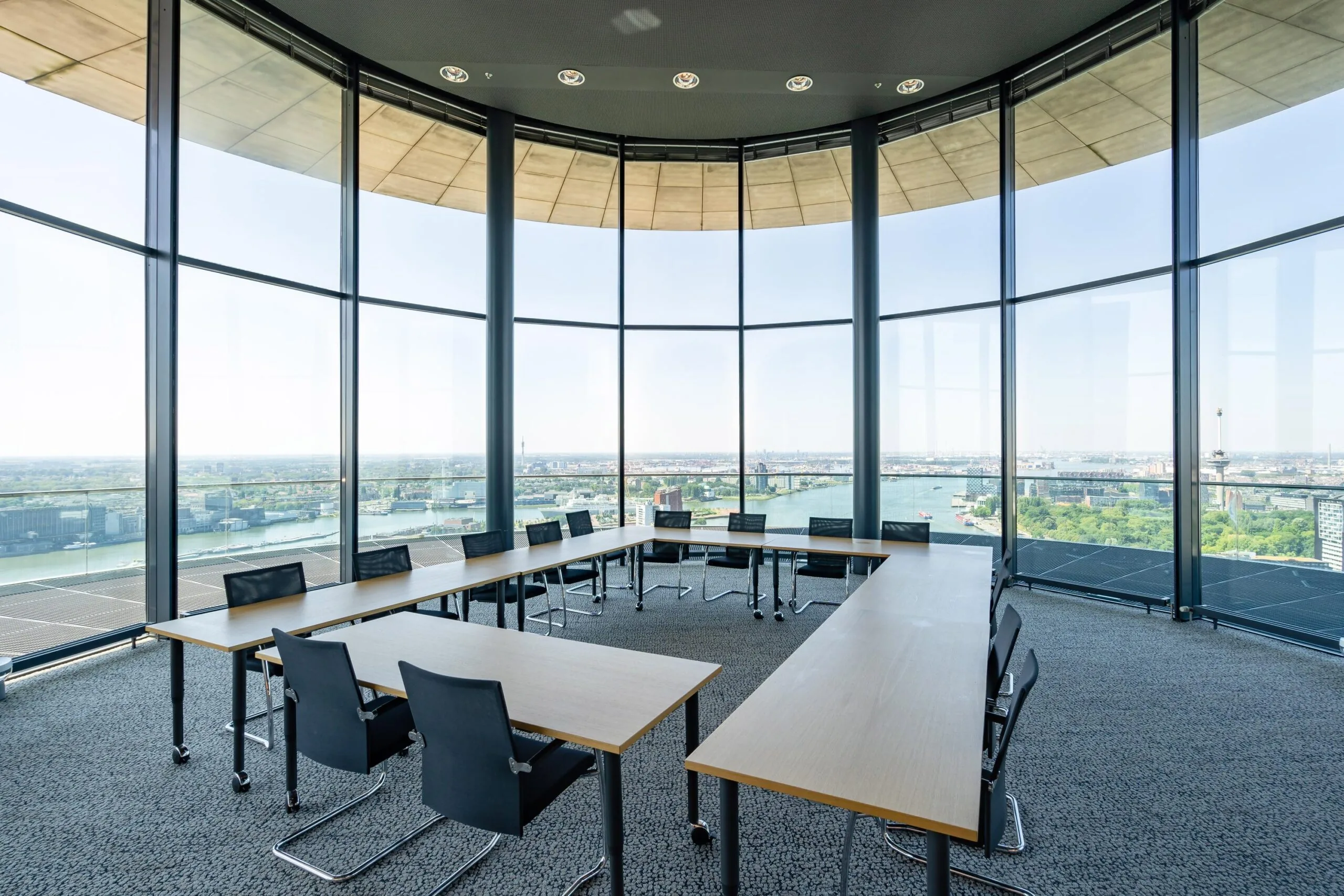Vergaderruimte met panoramisch uitzicht over de Wilhelminakade en de Maas in Rotterdam.