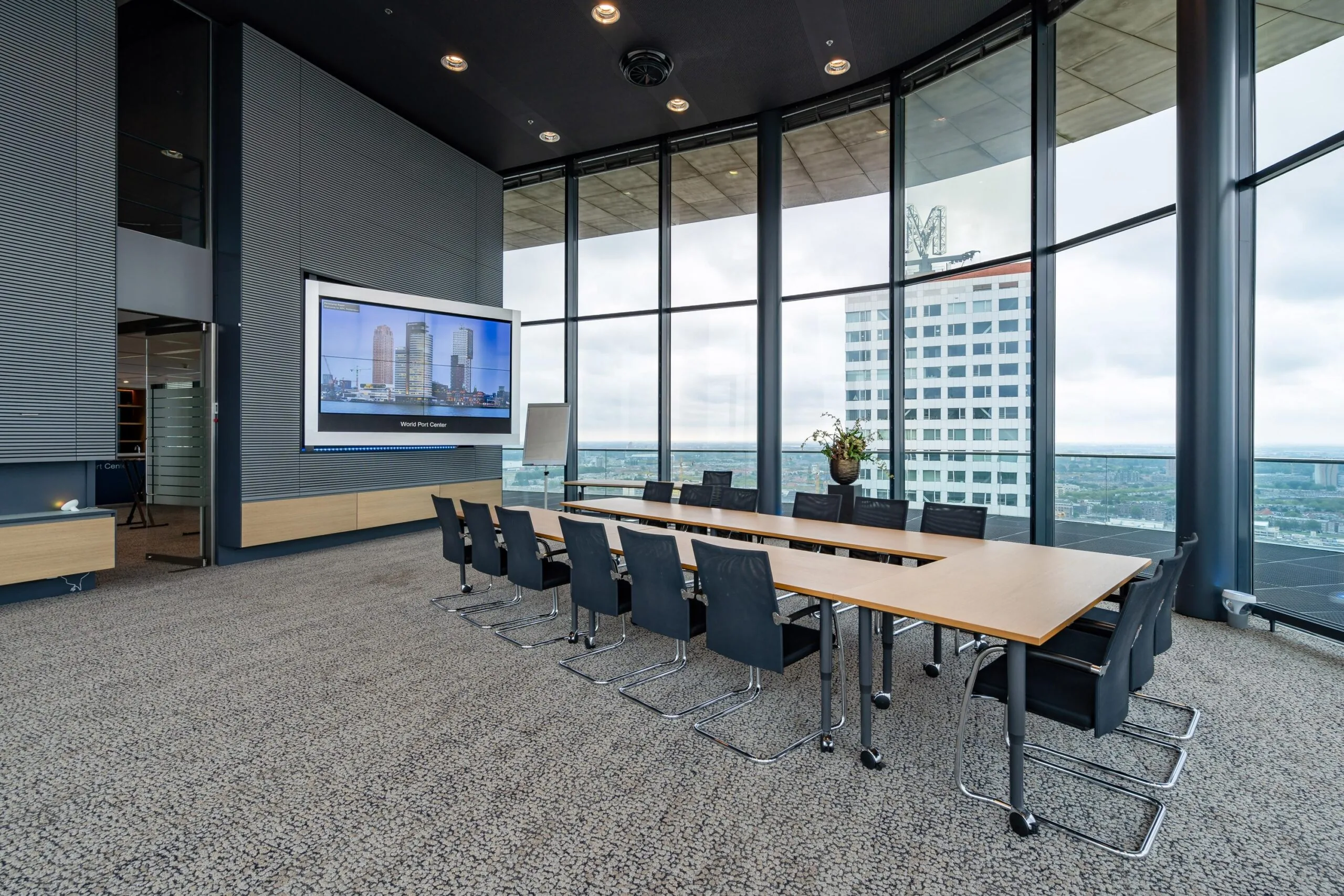 Vergaderruimte in het World Port Center aan de Wilhelminakade met uitzicht op de stad.