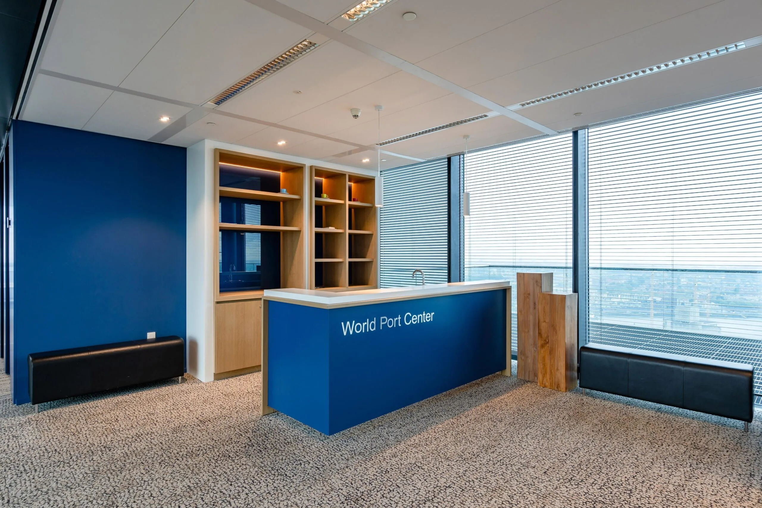 Moderne receptiebalie van het World Port Center aan de Wilhelminakade met uitzicht over de stad.