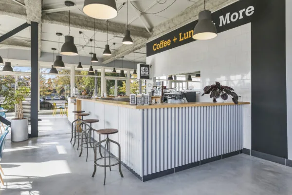 Moderne koffie- en lunchbar aan de Hoefsmidstraat met industriële inrichting en veel natuurlijk licht.
