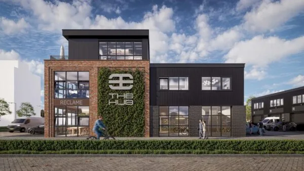 Modern bedrijfsgebouw aan de Hoofdweg met het logo van The Hub en gevelbegroeiing.