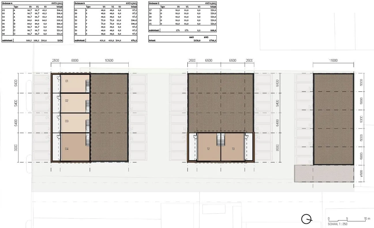 Plattegrond van bedrijfsverzamelgebouw ‘The Hub’ aan de Hoofdweg met drie gebouwen, parkeerplaatsen en units genummerd van 01 t/m 21.