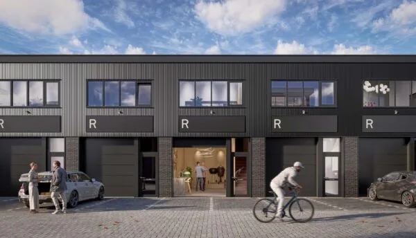 Moderne bedrijfsunits aan de Hoofdweg met grote ramen, zwarte gevelbekleding en mensen op de voorgrond.