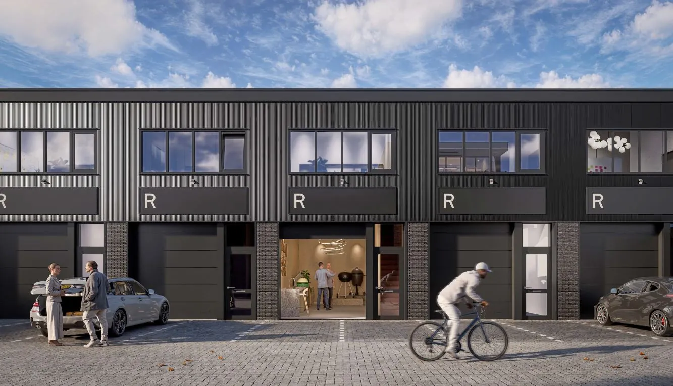 Moderne bedrijfsunits aan de Hoofdweg met grote ramen, zwarte gevelbekleding en mensen op de voorgrond.