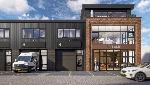 Moderne bedrijfsunits aan de Hoofdweg met grote ramen, een RECLAME-kantoor en geparkeerde voertuigen op de voorgrond.