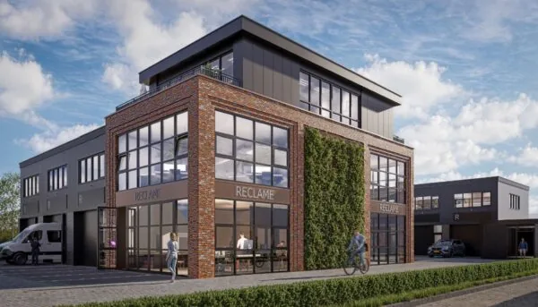 Modern bedrijfsverzamelgebouw "The Hub" aan de Hoofdweg met bakstenen gevel, grote ramen en verticale begroeiing.