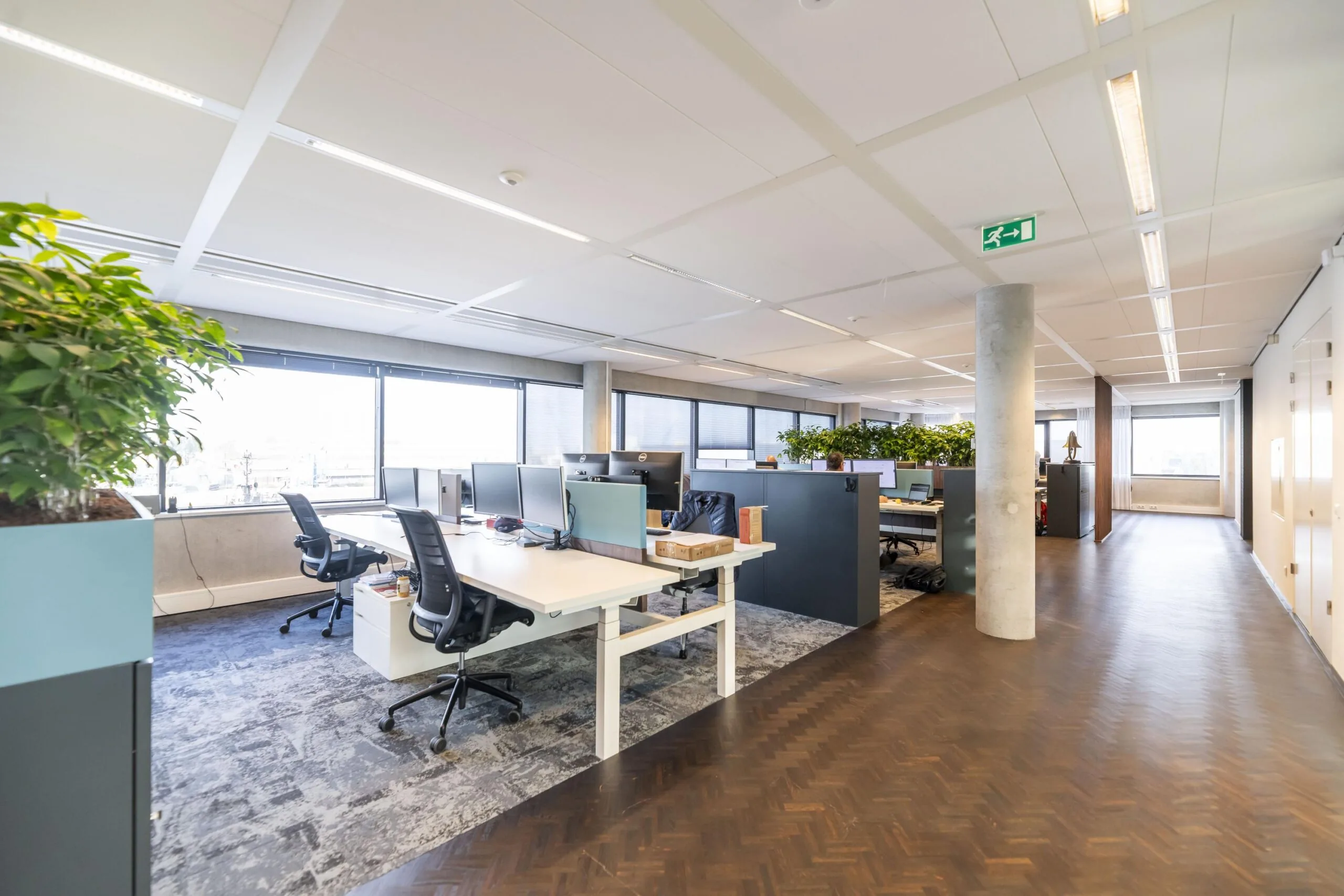 Modern kantoorinterieur aan de Havenstraat met open werkplekken, bureaus en veel daglicht.