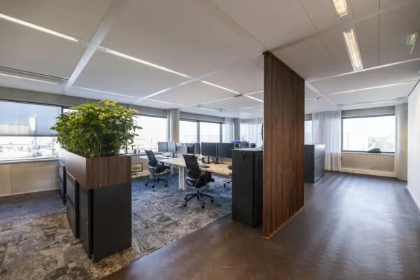 Modern kantoorinterieur aan de Havenstraat met werkplekken, bureaustoelen en grote ramen.