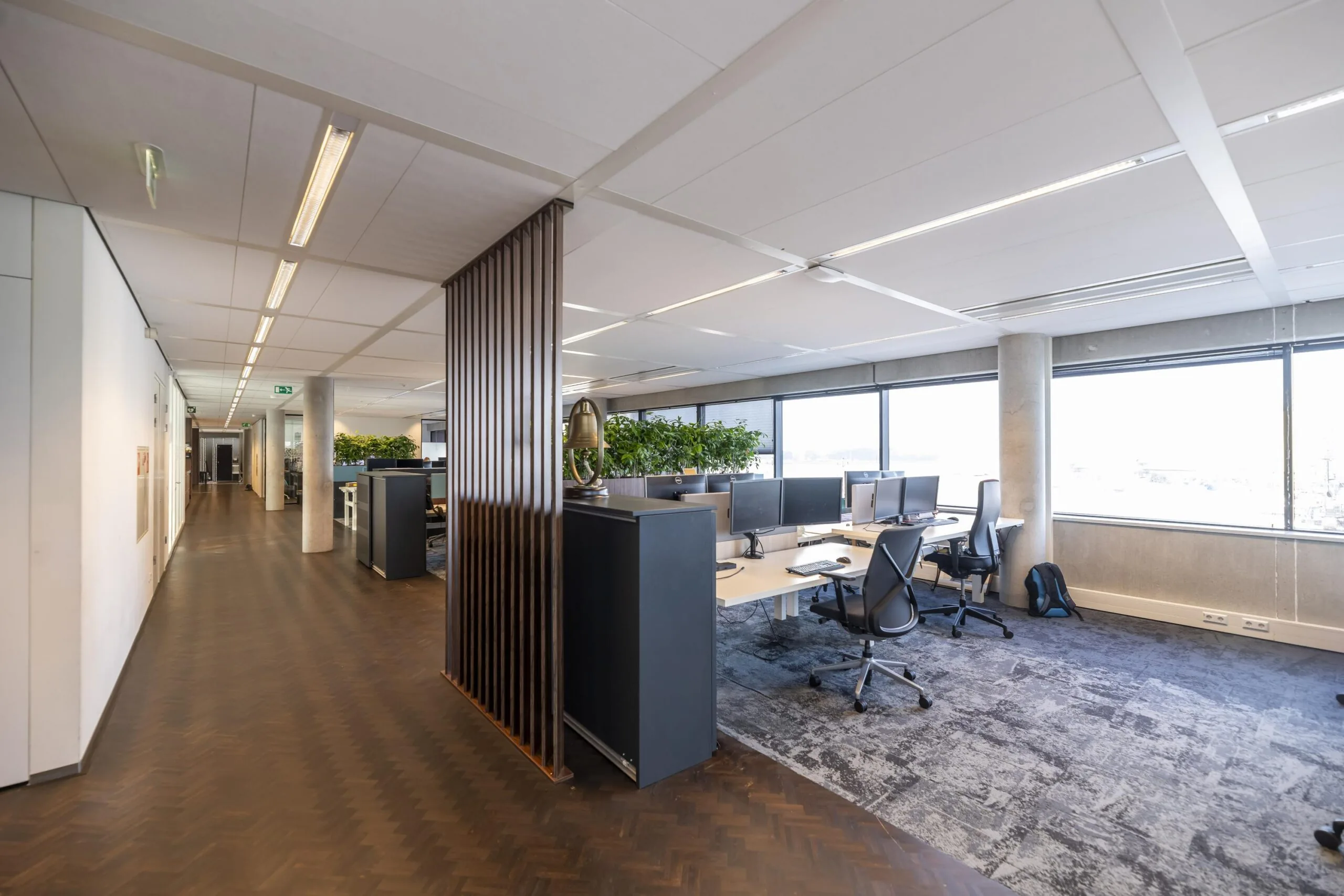 Modern kantoorinterieur aan de Havenstraat met open werkplekken, bureaustoelen en grote ramen met daglicht.