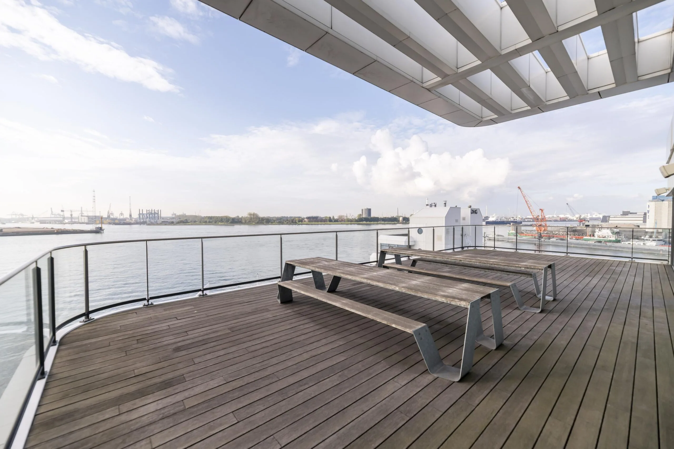 Houten dakterras met picknicktafels en uitzicht op de haven aan de Havenstraat.
