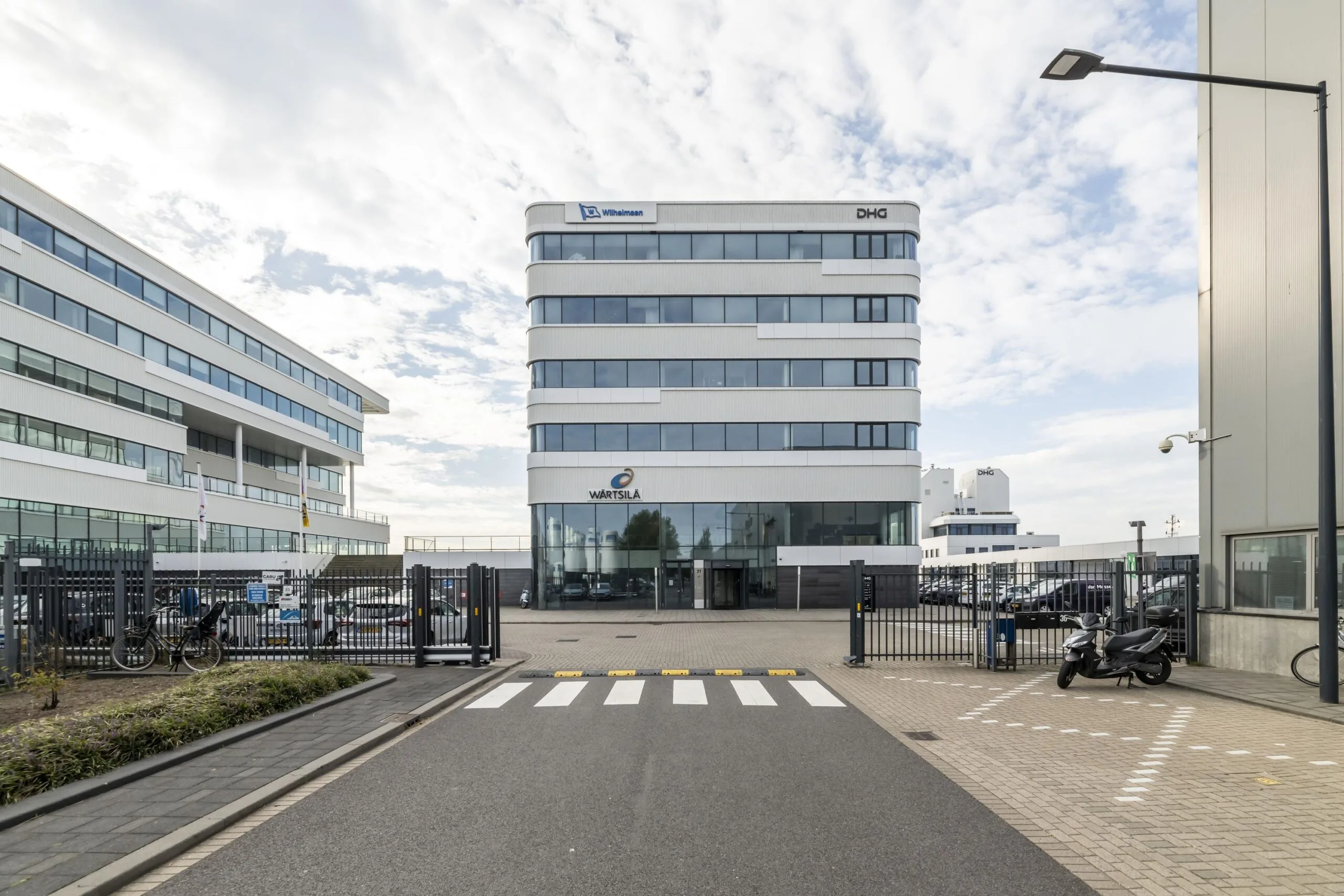 Modern kantoorgebouw aan de Havenstraat met Wärtislä-logo en omliggende parkeerplaatsen.