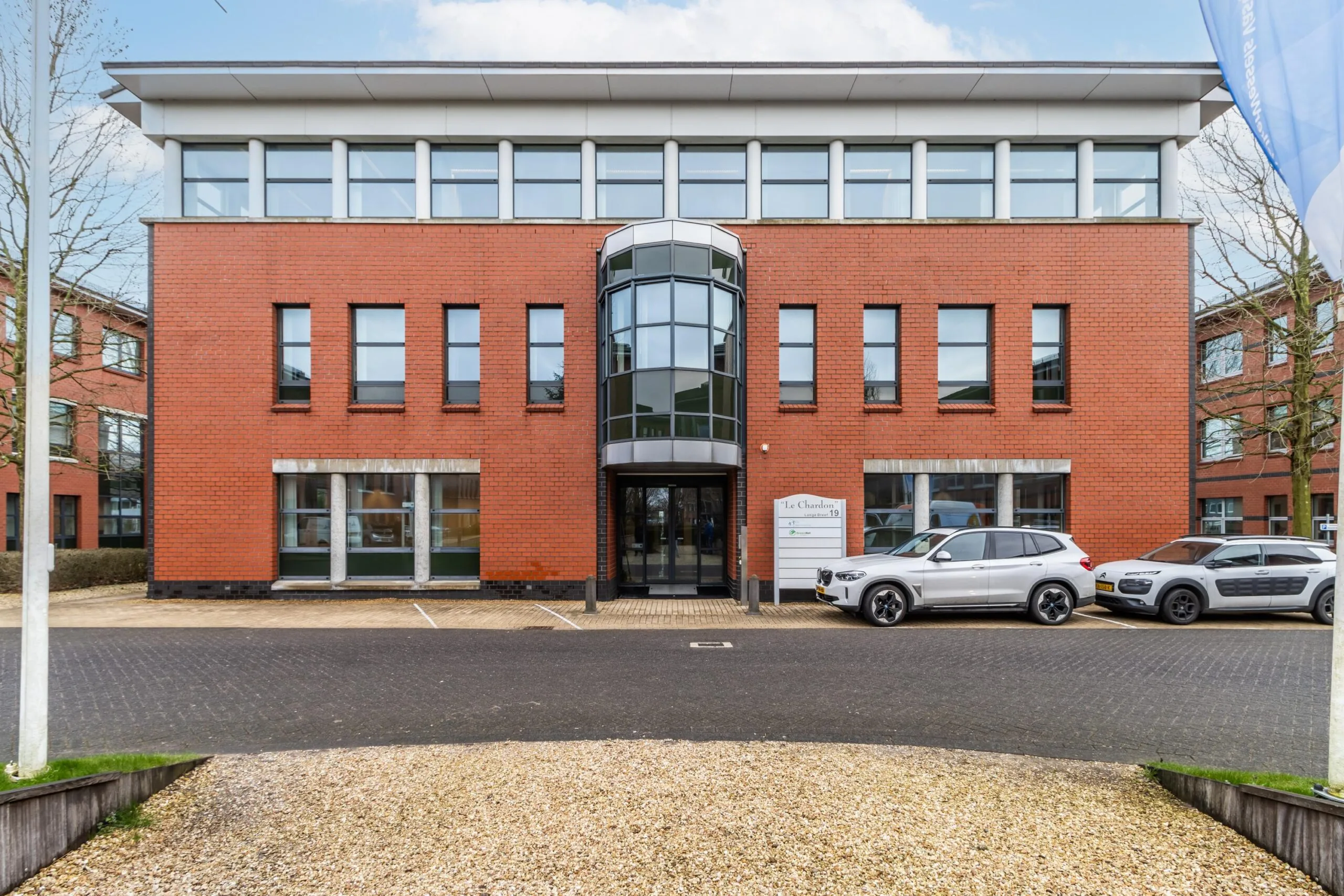 Modern kantoorgebouw aan de Lange Dreef met rode bakstenen gevel en glazen entree.