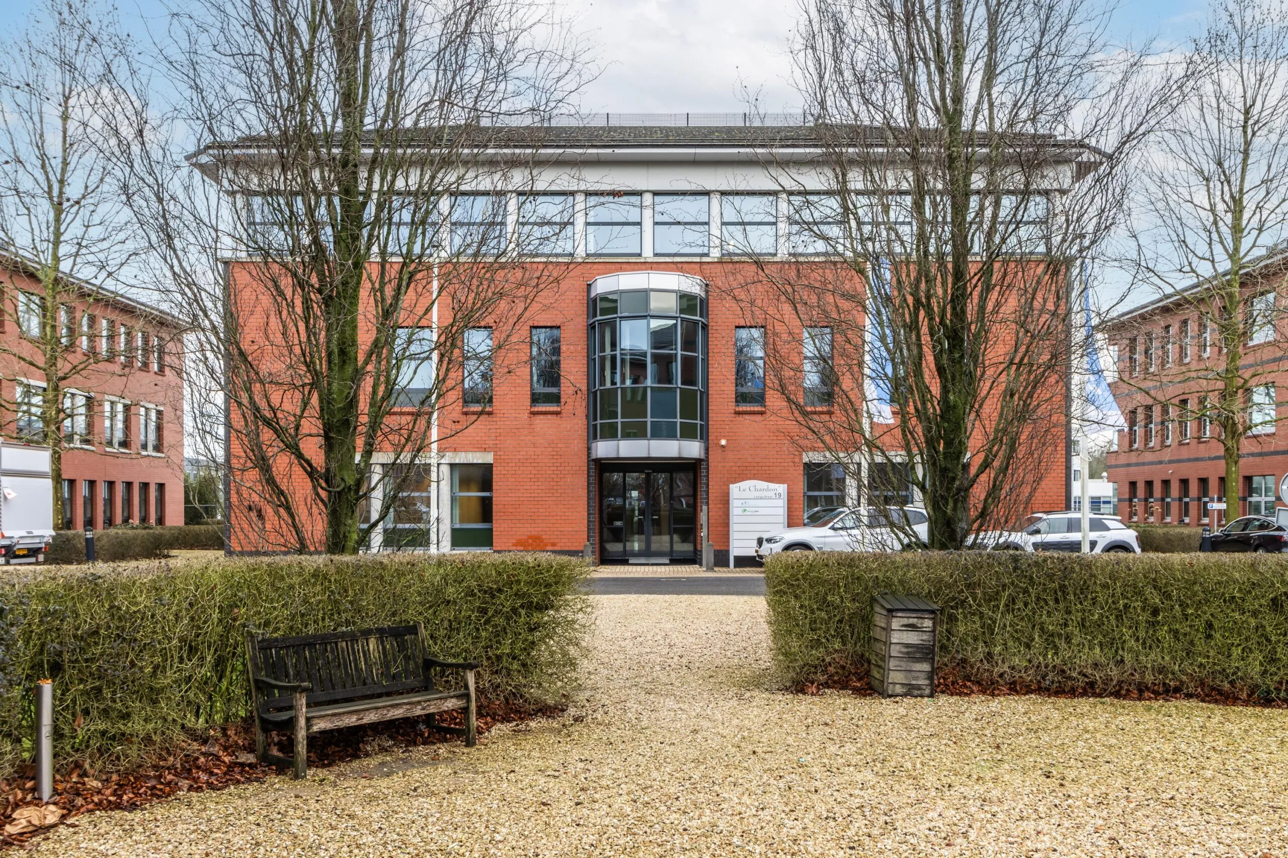 Kantoorgebouw aan de Lange Dreef met rode bakstenen gevel en centrale glazen entree.