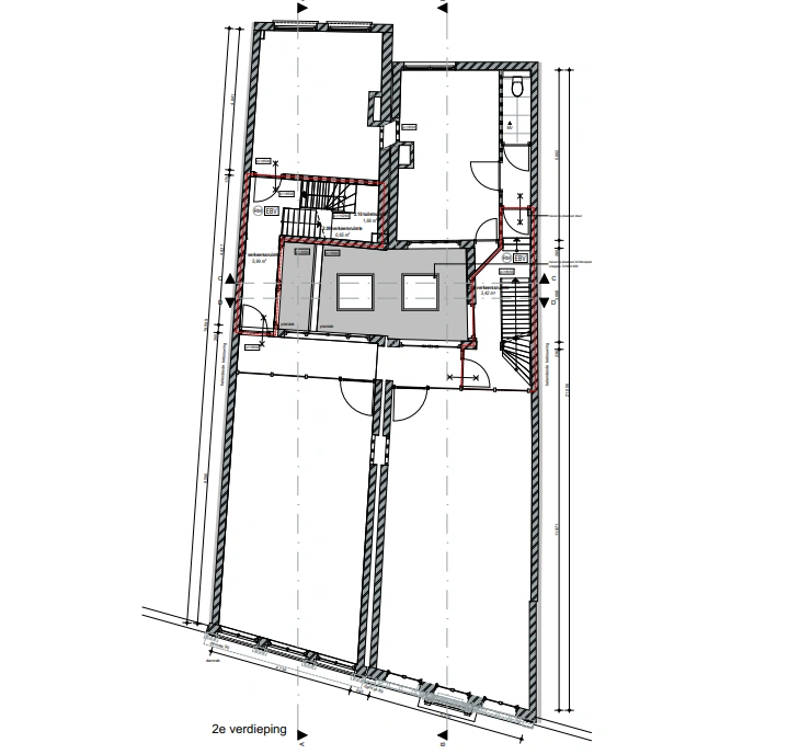 Bouwkundige plattegrond van de tweede verdieping van Damrak 176 met indeling van kamers, trappen en installaties.