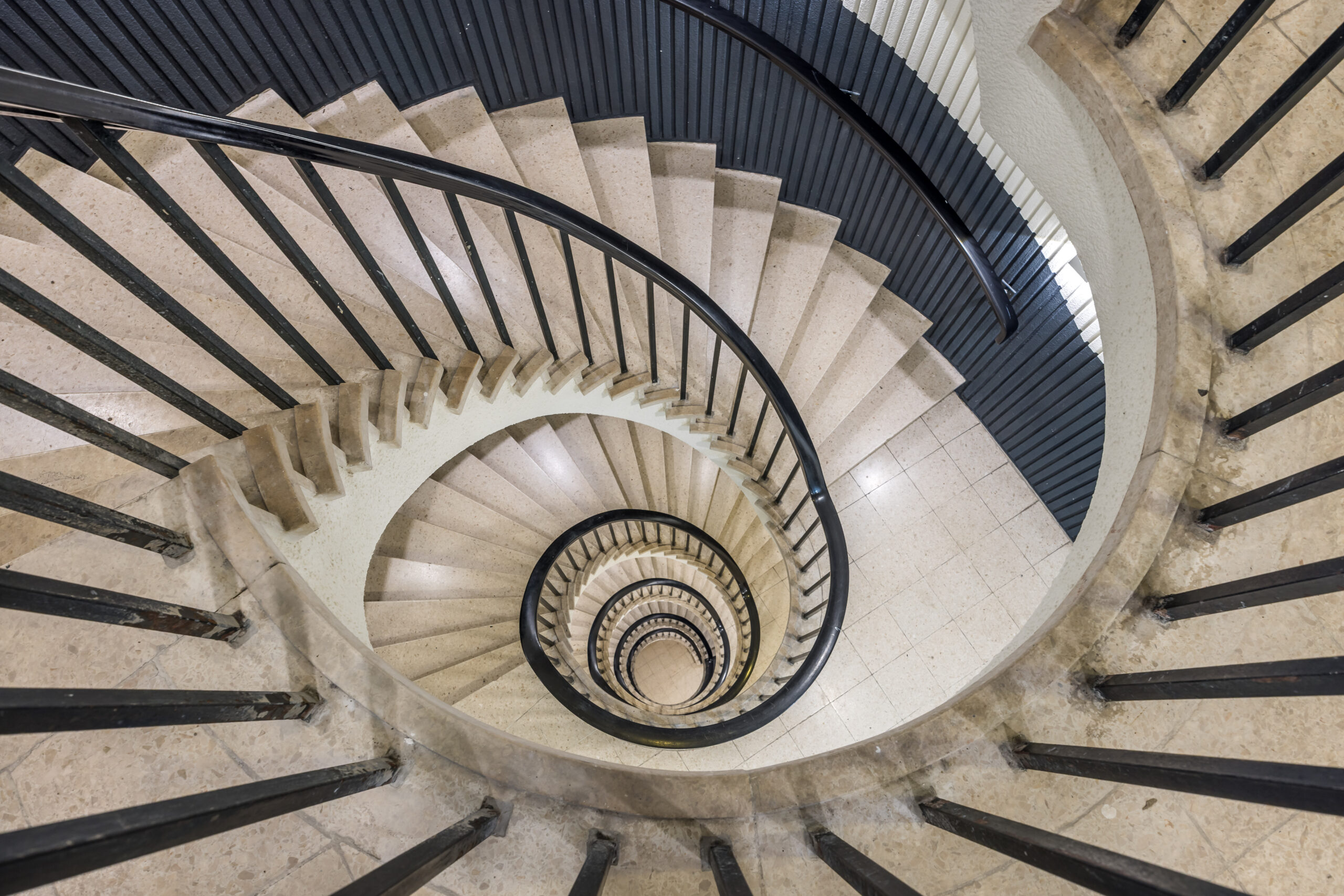 Een spiraalvormige trap met zwart leuningwerk binnen Element Offices aan de Goeman Borgesiuslaan 77 in Utrecht.