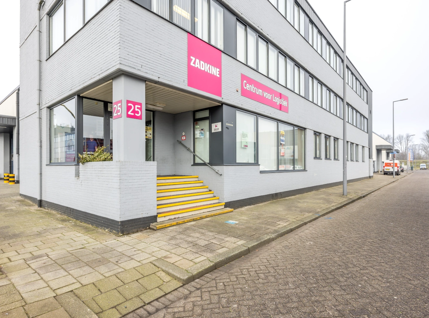 Exterior view of the Zadkine Centrum voor Logistiek building at Aluminiumstraat 25.