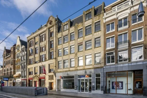 Street view of historic and modern buildings on Rokin in Amsterdam, including the ING bank branch at number 88.