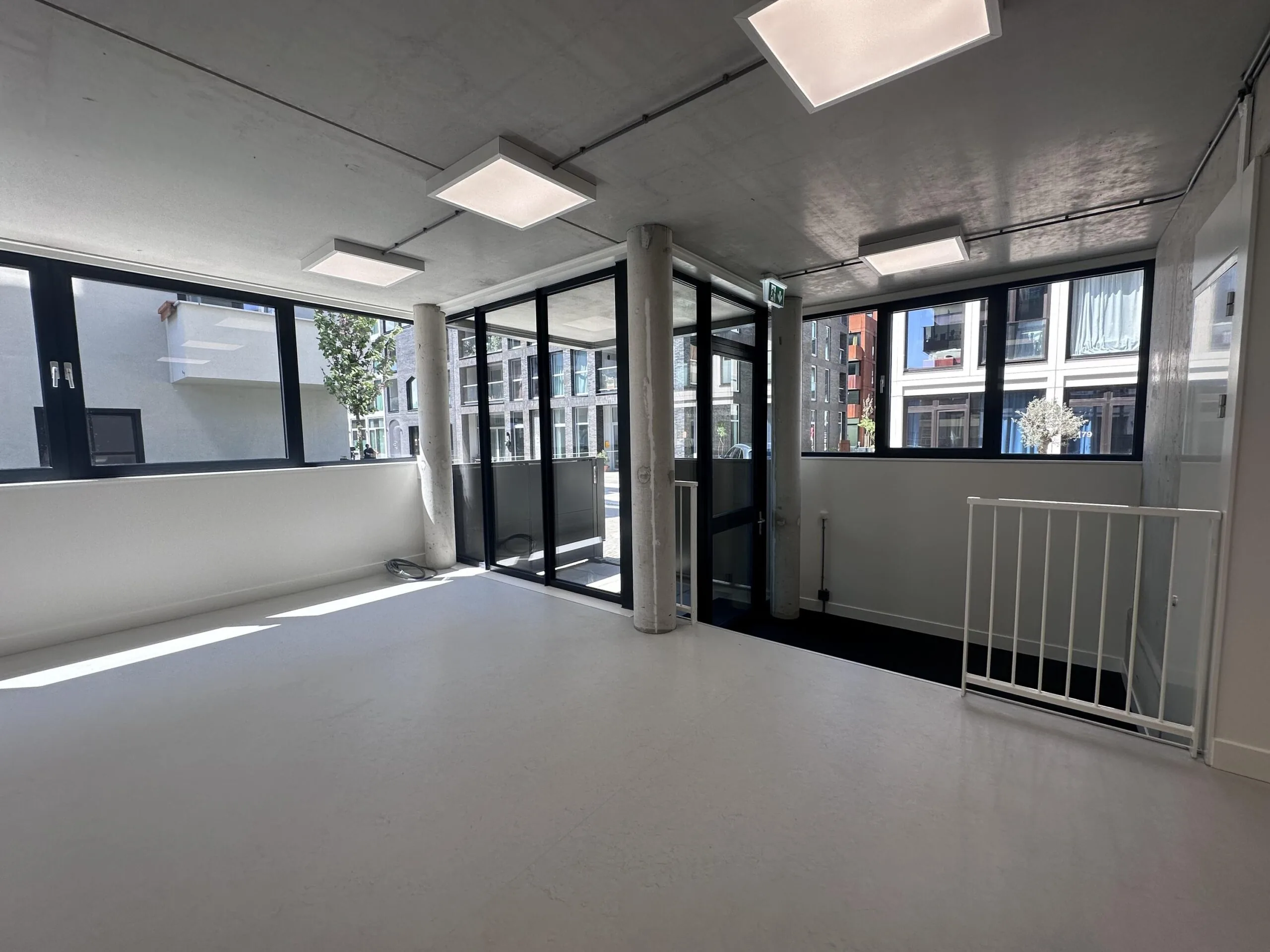 Modern ground floor interior space on Willem Parelstraat with large windows and ample natural light.
