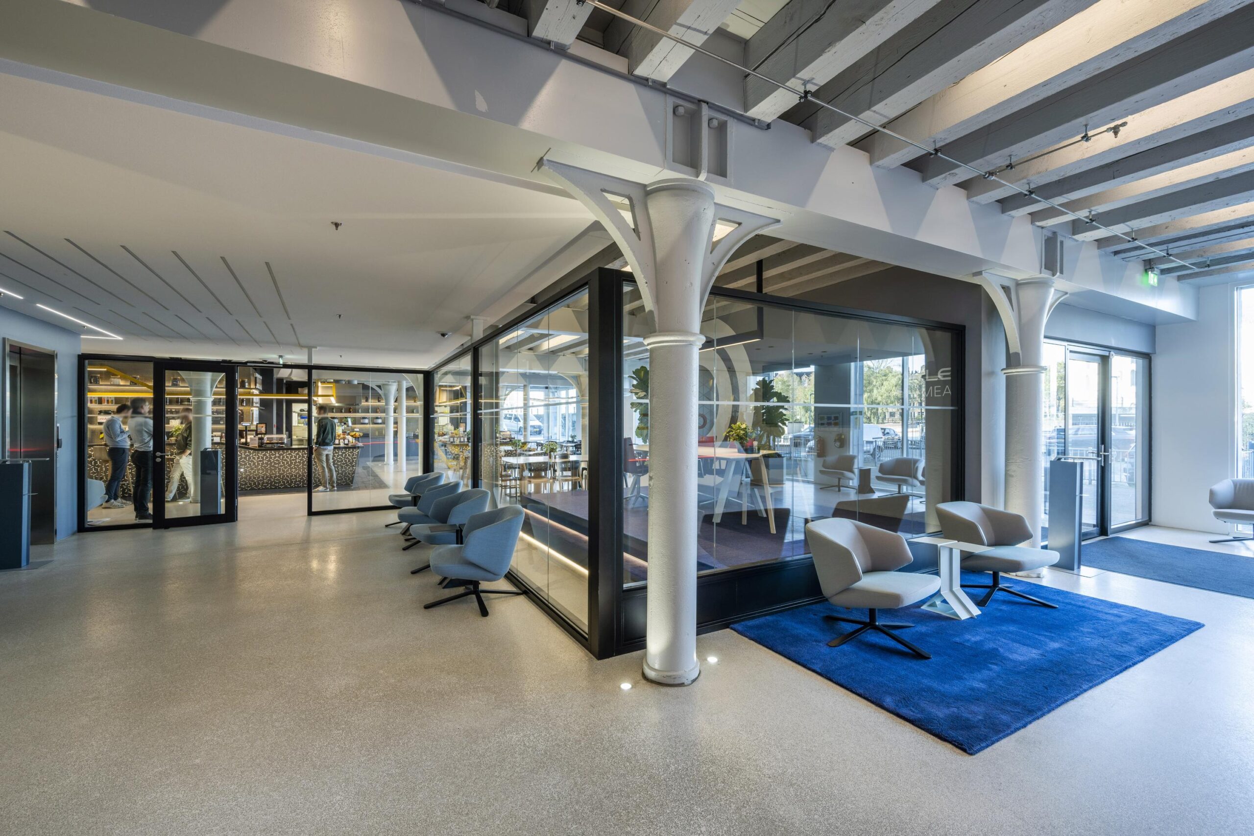 Modern office lobby at Nieuwe Vaart with stylish seating areas and glass meeting rooms.