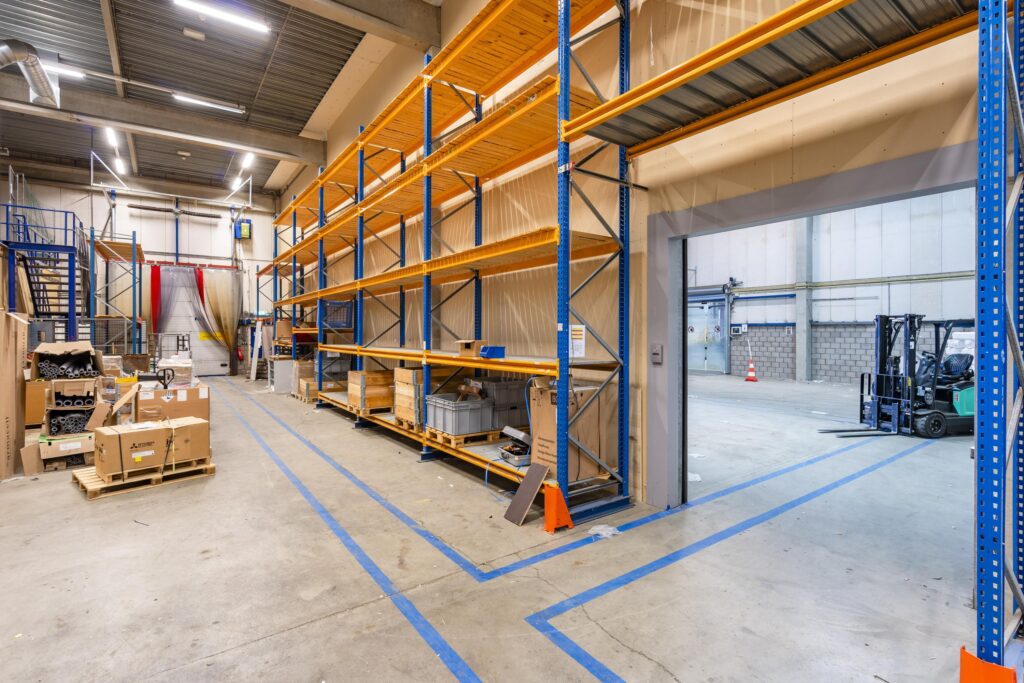 Opslagruimte met lege stellingen en enkele dozen langs de Gravelandseweg.