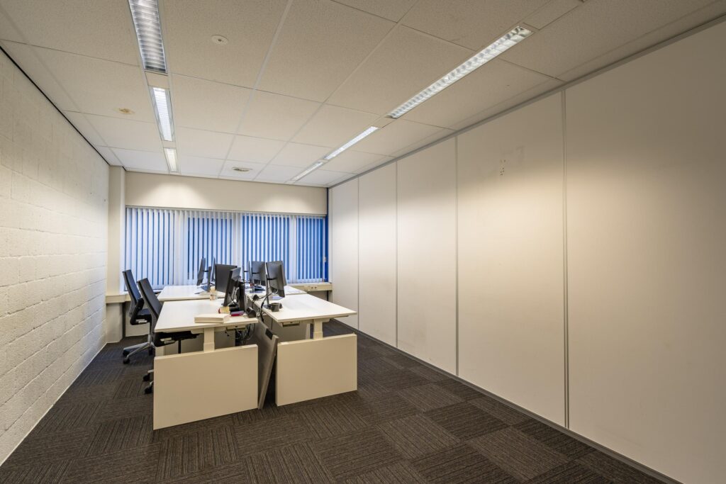 Een moderne kantoorruimte met bureaus en computers langs de Gravelandseweg.