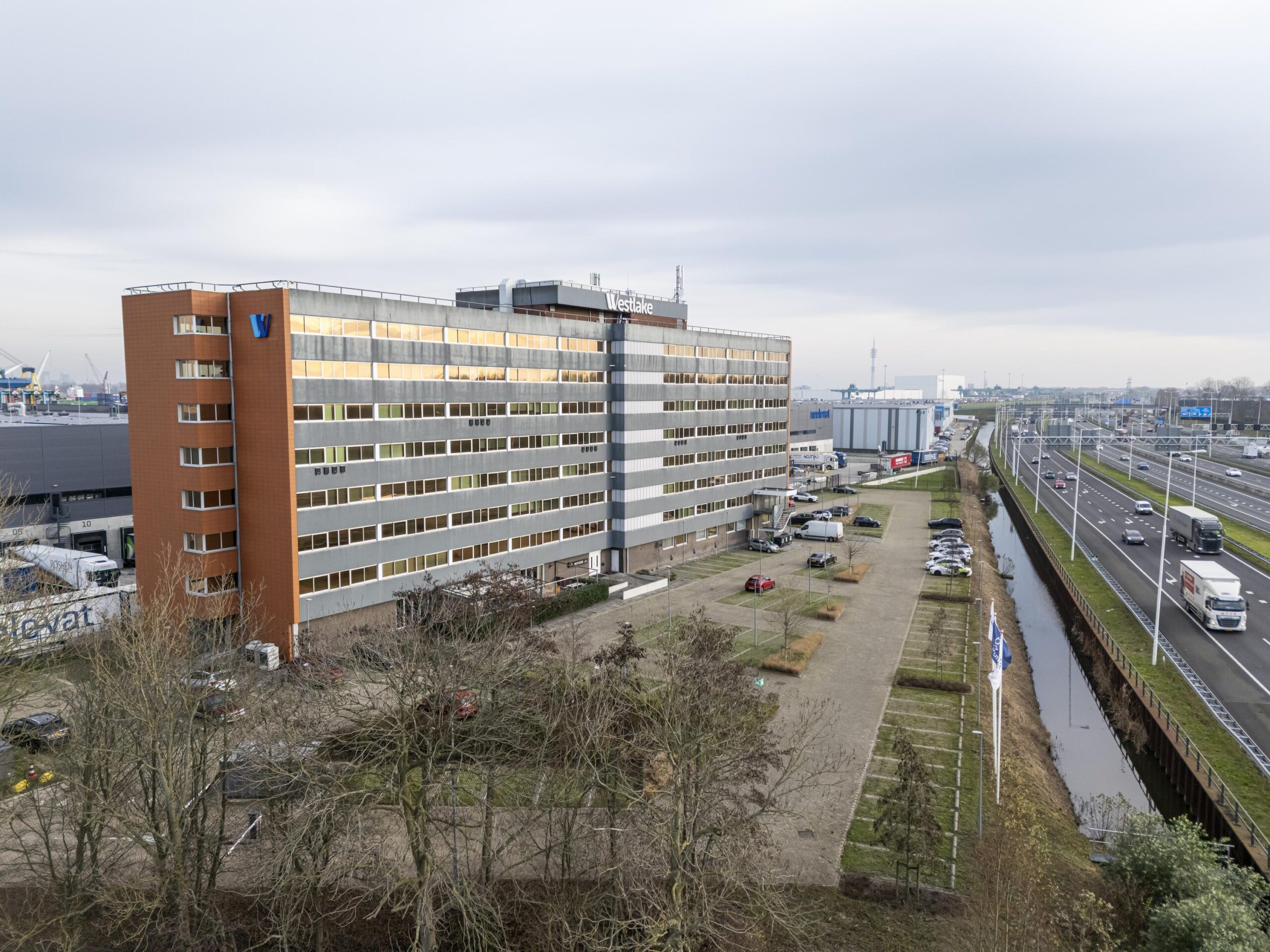 Kantoorgebouw aan de Seattleweg in Rotterdam, gelegen naast de snelweg en met een naastgelegen parkeerterrein.