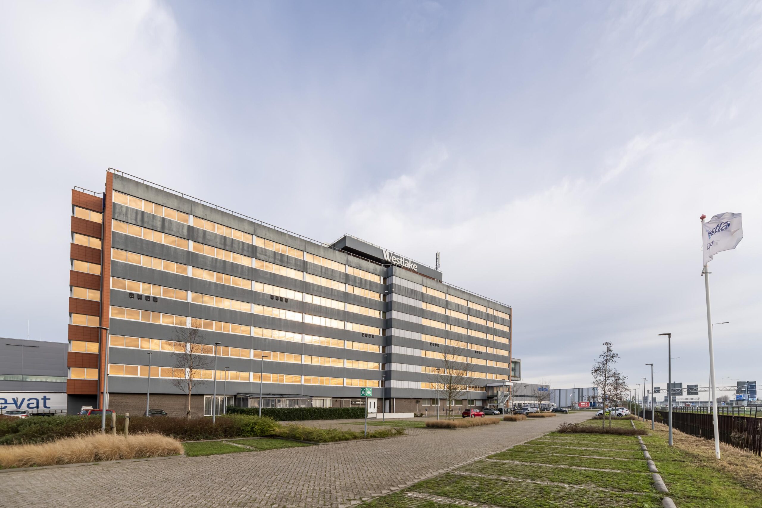 Kantoorgebouw van Vestlake aan de Seattleweg met reflecterende ramen en parkeerterrein op de voorgrond.