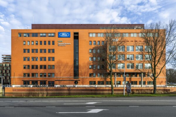 Kantoorgebouw aan de Stroombaan in Amstelveen met logo's van Ford en Hewlett Packard Enterprise op de gevel.