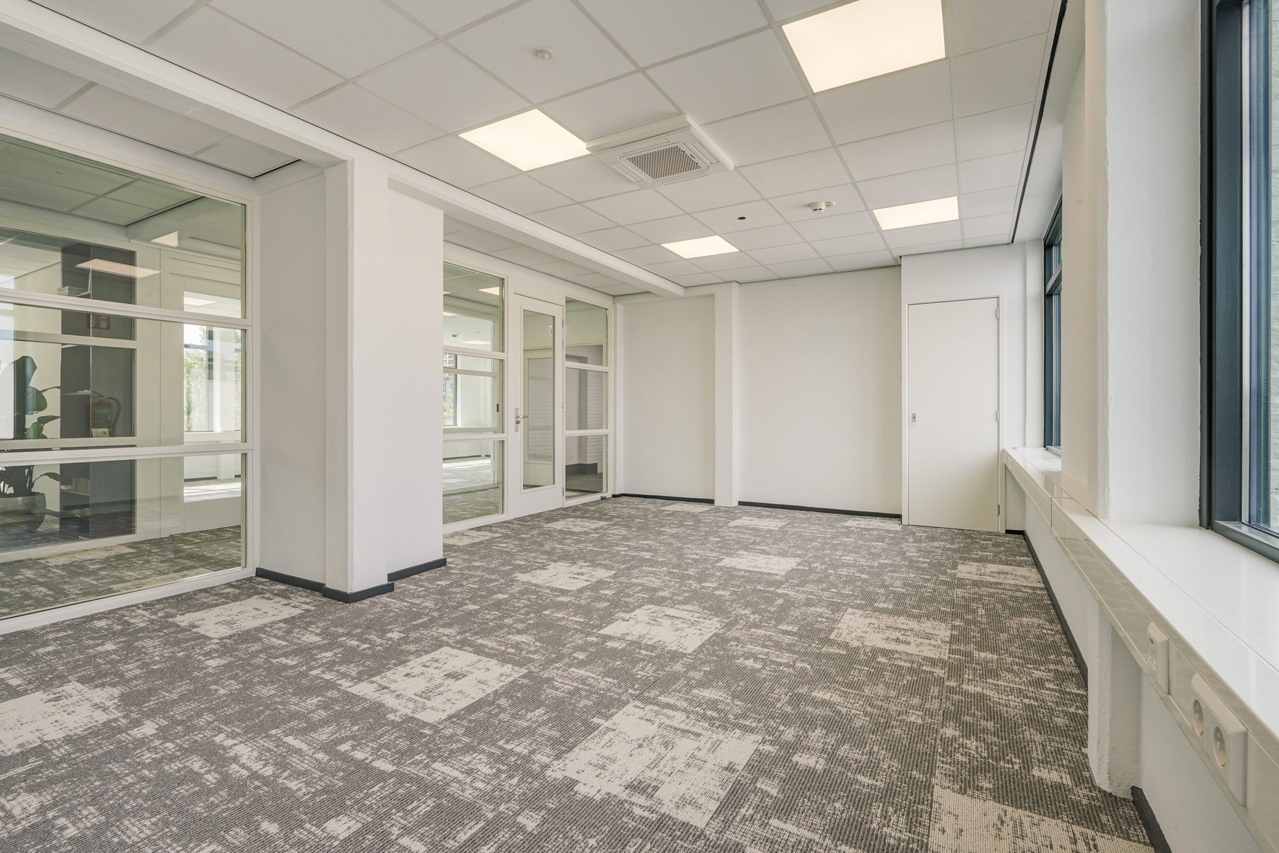 Licht en modern kantoor met glazen wanden aan de Mercuriusweg.