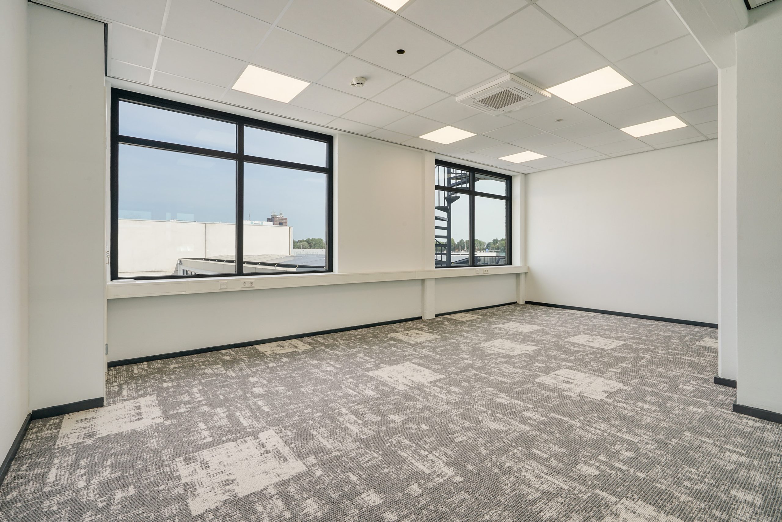 Licht en modern leeg kantoor met grote ramen aan de Mercuriusweg.