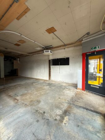 Leegstaande, deels gestripte ruimte aan de Prinses Mariannelaan met betonnen vloer en zichtbare bedrading aan het plafond.