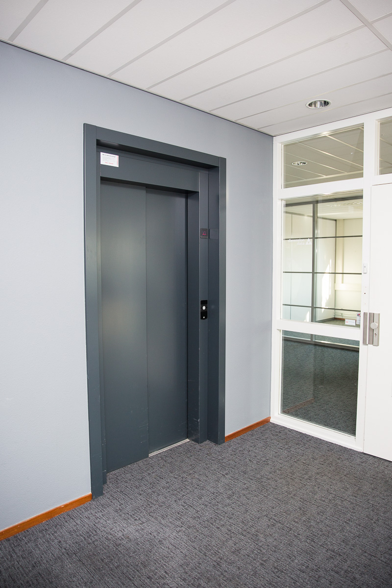 Donkere liftdeur in een modern kantoorgebouw aan de Laan van S-Gravenmade.