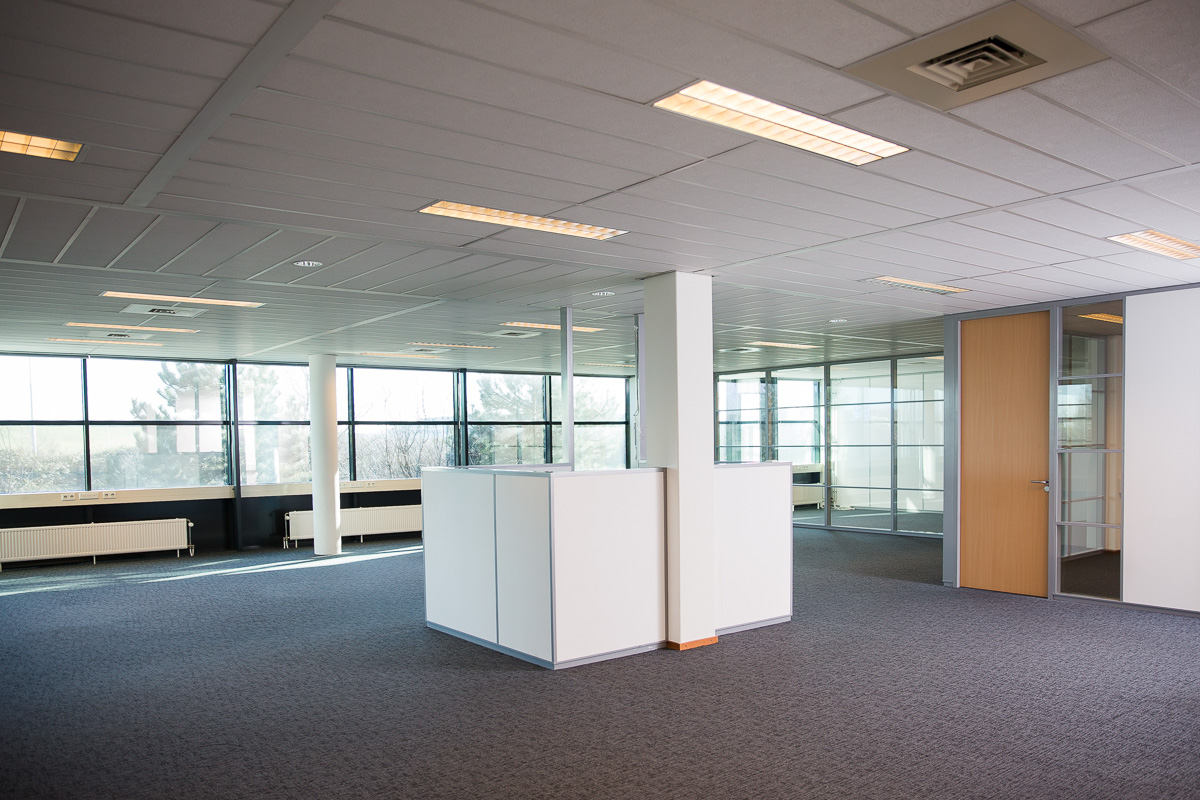 Licht en modern kantoorpand aan de Laan van ’s-Gravenmade met glazen wanden en systeemplafond.