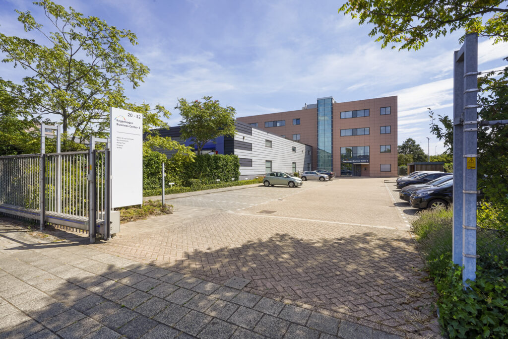 Vooraanzicht van het Regenboog Business Center 2 aan de Laan van ’s-Gravenmade met parkeerterrein en toegangspoort.