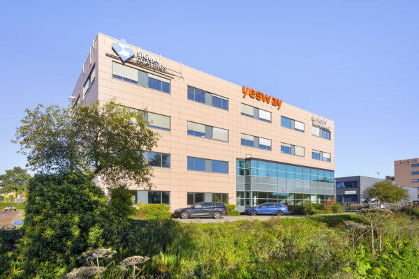 Kantoorpand aan de Laan van 's-Gravenmade met bedrijfsnamen Sigma Coatings, Yesway en De Goede Hypotheken op de gevel.