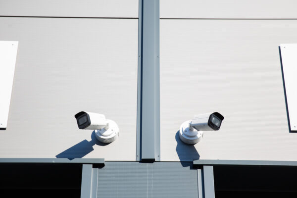 Twee bewakingscamera's zijn bevestigd aan de gevel van een gebouw aan de Laan van ‘s-Gravenmade.