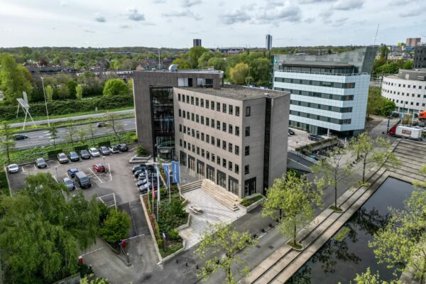 Luchtfoto van een kantoorgebouw aan de Euclideslaan in Utrecht met parkeerplaatsen en vijver op de voorgrond.