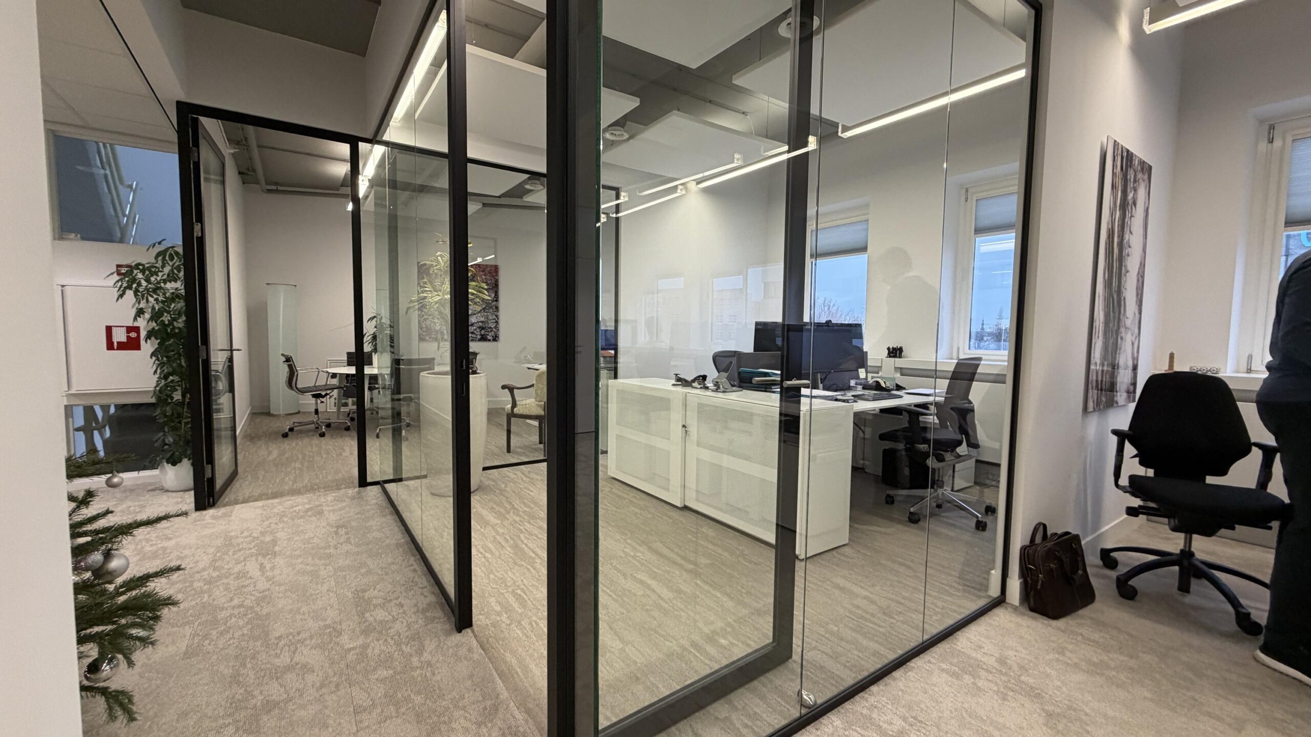 Modern kantoorinterieur aan de Euclideslaan met glazen wanden, werkplekken en vergaderruimte.