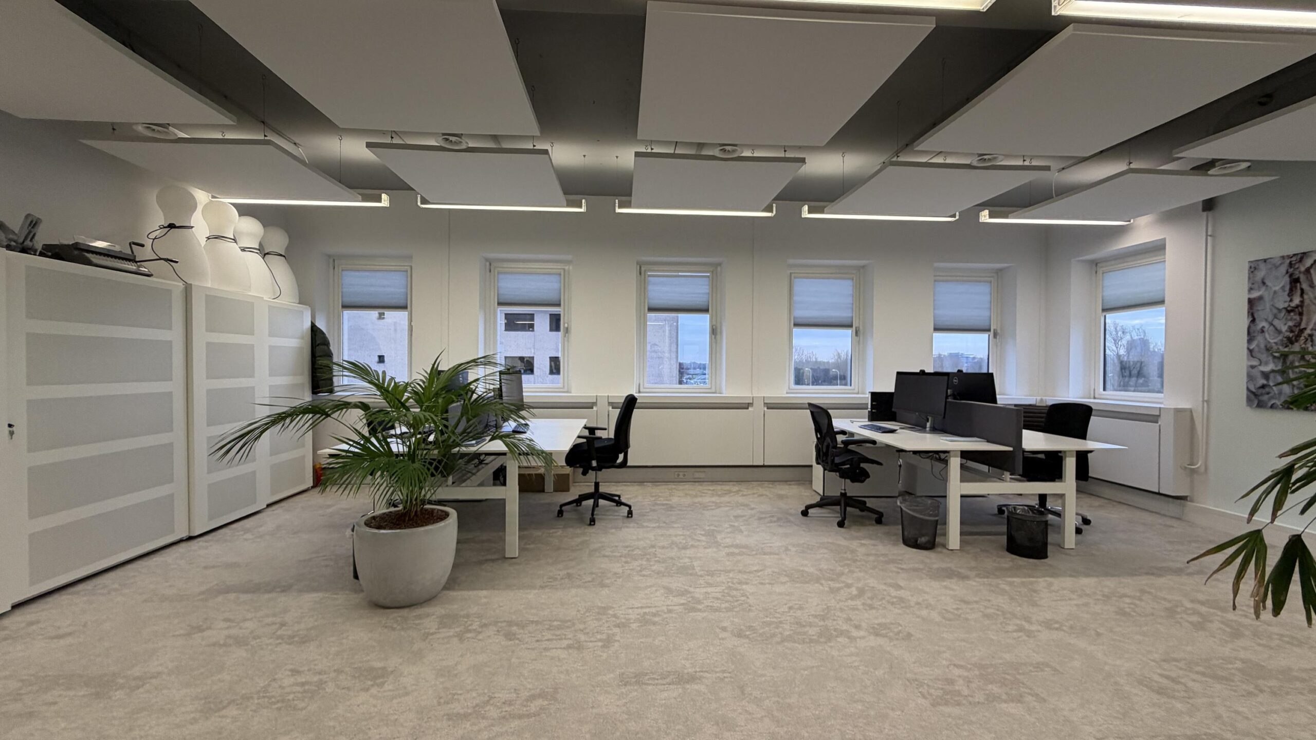 Moderne en licht ingerichte kantoorruimte aan de Euclideslaan met meerdere werkplekken en grote ramen.