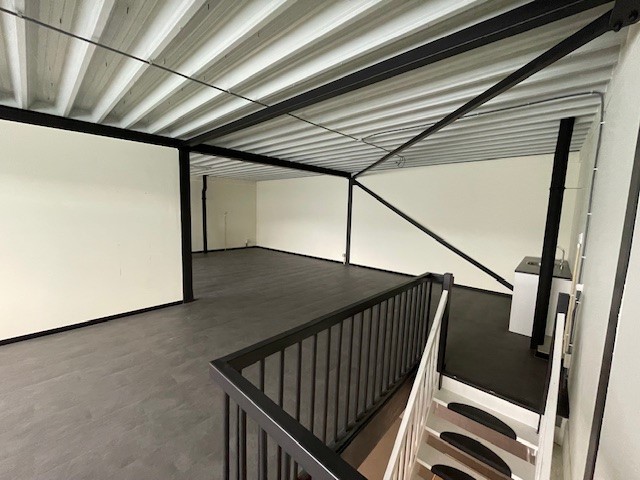 Moderne industriële ruimte met zwart-wit interieur, gelegen op de eerste verdieping aan de Laan van S‑Gravenmade.