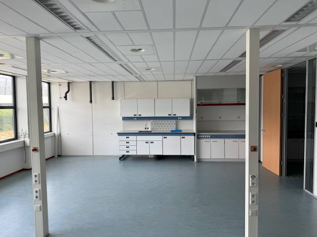 Leeg laboratorium met werkbladen en kasten aan de Laan van S' Gravenmade.