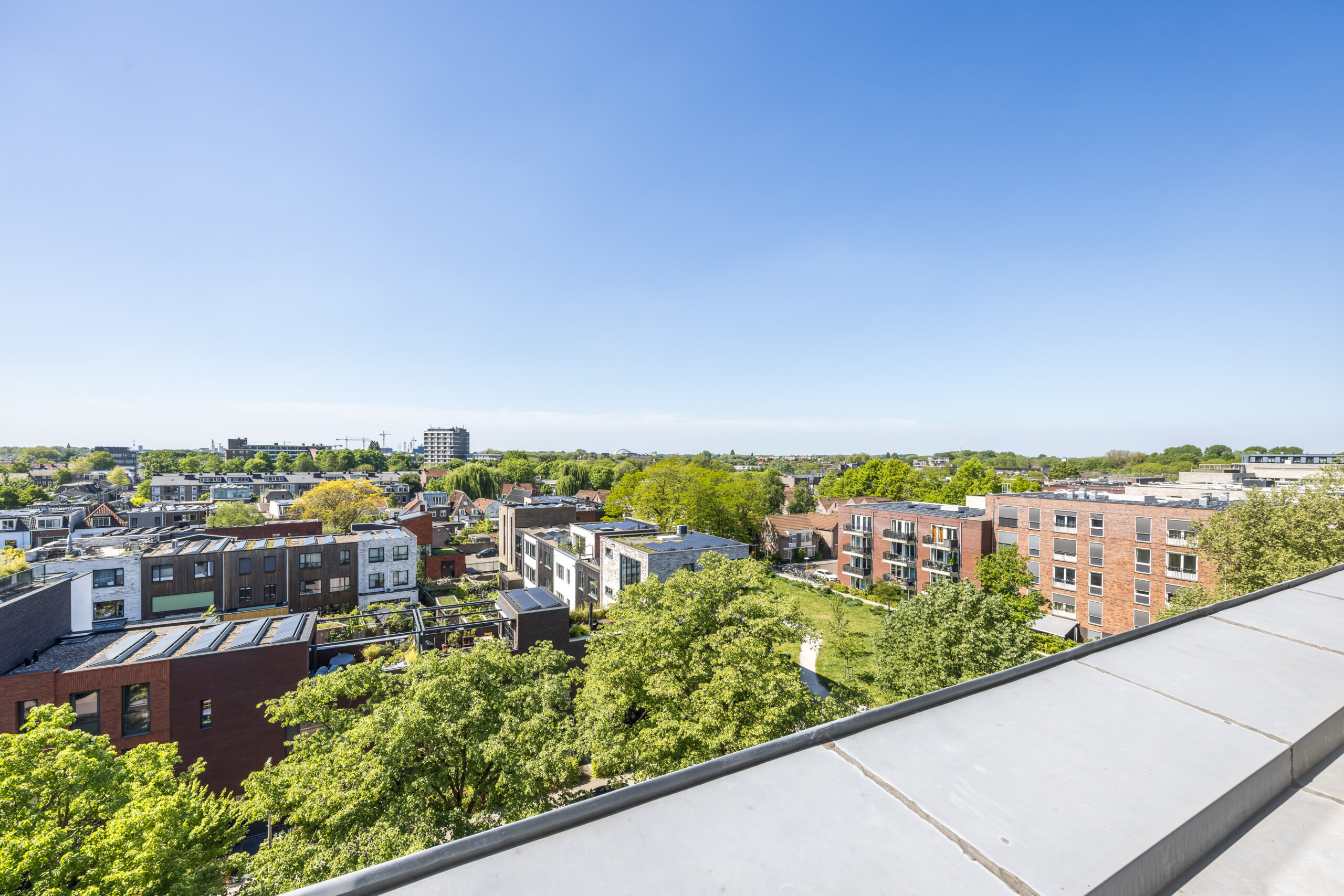 Uitzicht over een woonwijk met bomen en moderne gebouwen vanaf Element Offices in Utrecht.