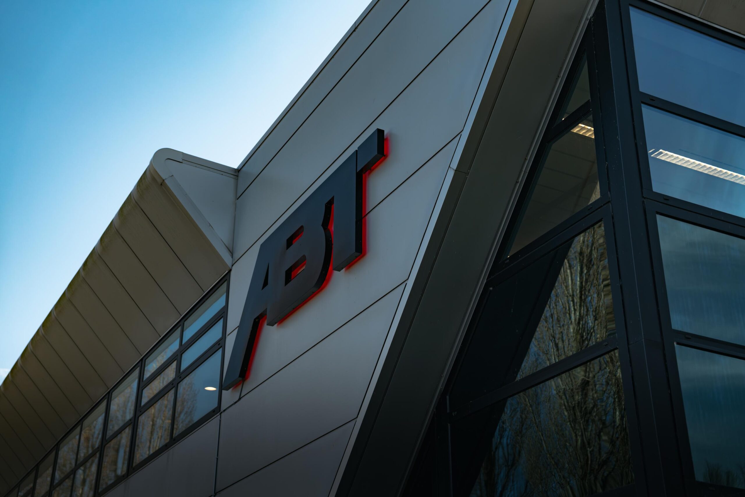 Voorgevel van het moderne kantoorgebouw van ABT aan de Frankfurtstraat, met duidelijk zichtbaar logo.