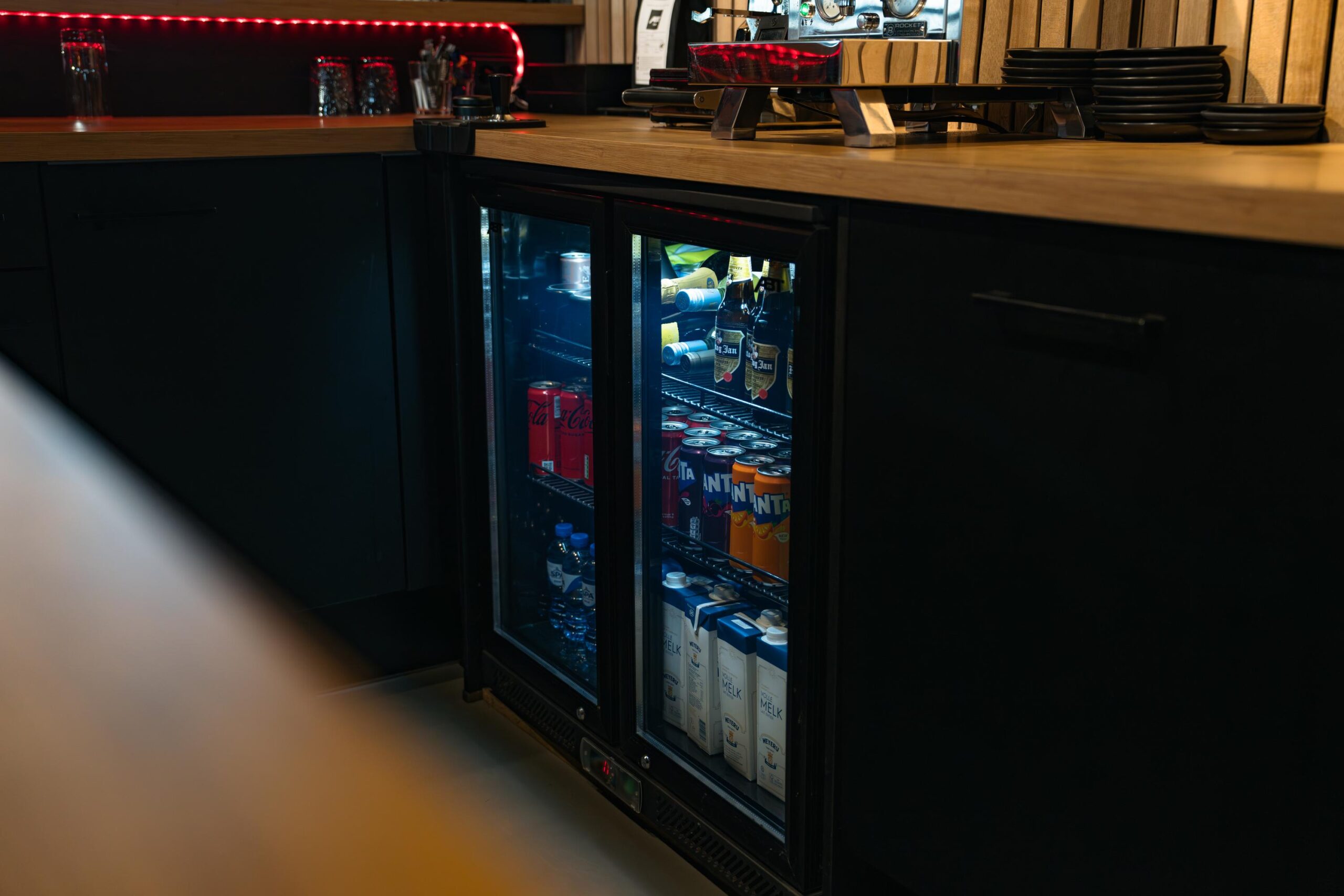 Koelkast met drankjes zoals cola, Fanta, water, melk en bier in een modern keukeninterieur aan de Frankfurtstraat.