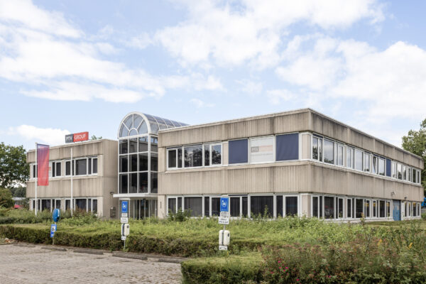 Kantoorgebouw van PTV Group aan de Energieweg met herkenbare gevel en parkeergelegenheid.