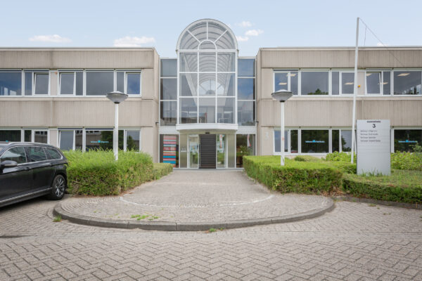 Vooraanzicht van een kantoorgebouw aan de Energieweg 3 met een moderne entree en omliggende beplanting.