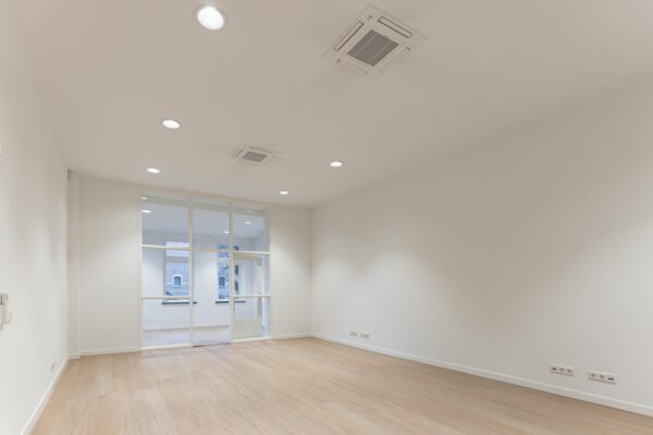 Licht en modern kantoorinterieur aan de Biltstraat met houten vloer en glazen scheidingswand.