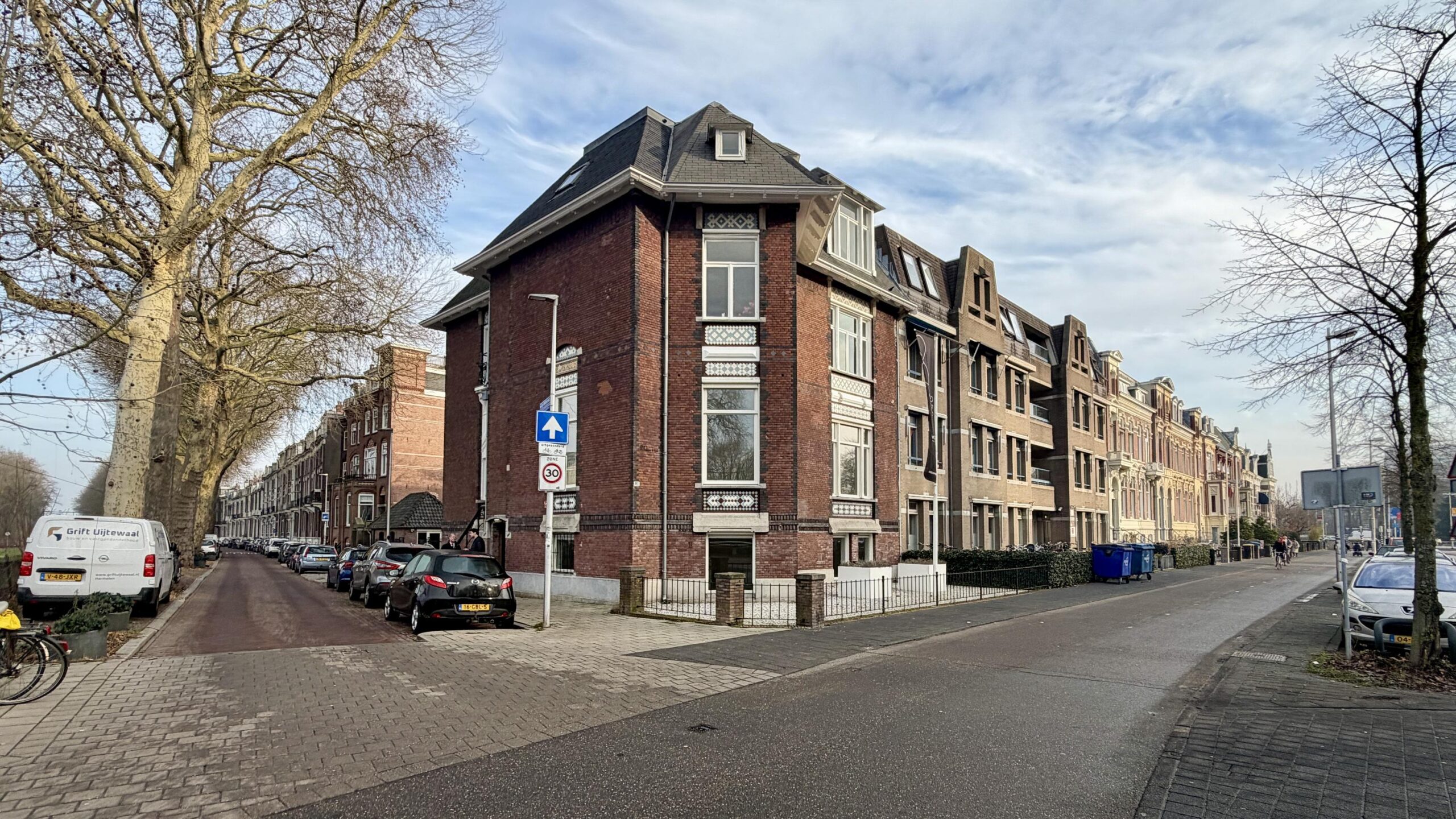 Straatbeeld van de Biltstraat in Utrecht met karakteristieke herenhuizen en geparkeerde auto's.